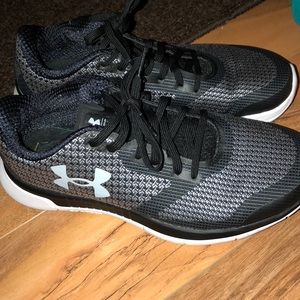 Under armour shoes MUST GO